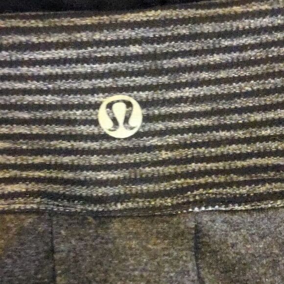 Lululemon gray and black criss cross top size 4 - Picture 4 of 5